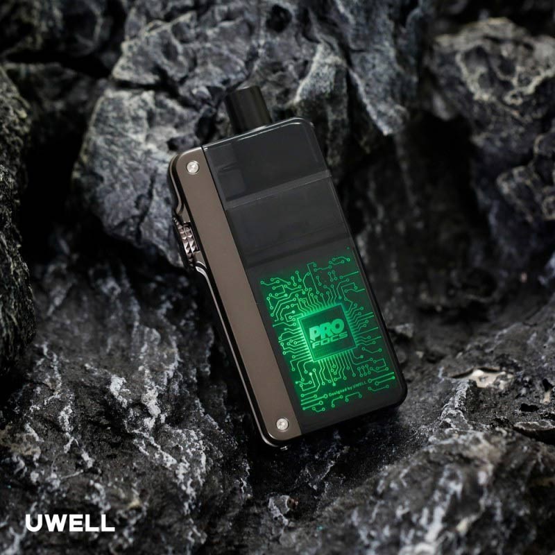 Uwell Crown B Pod 35W, siyah renkte, neon yeşil ışıklı şık elektronik sigara.